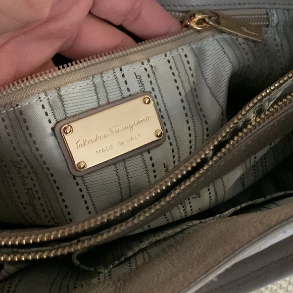 SALVATORE FERRAGAMO bag, genuine leather in 2-tone beige. Gold tone chains. - Picture 13 of 17